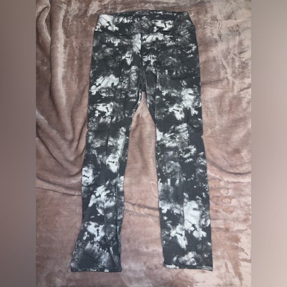 So patterned capris, size small, grey and white - Picture 1 of 2